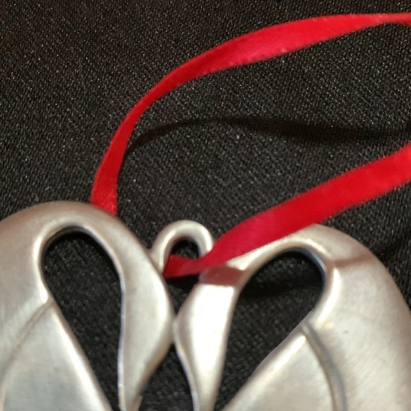 Kenneth Kantro Signed Chanson D'Amour (2")  Swan Pewter Heart Shape Ornament - Picture 5 of 8